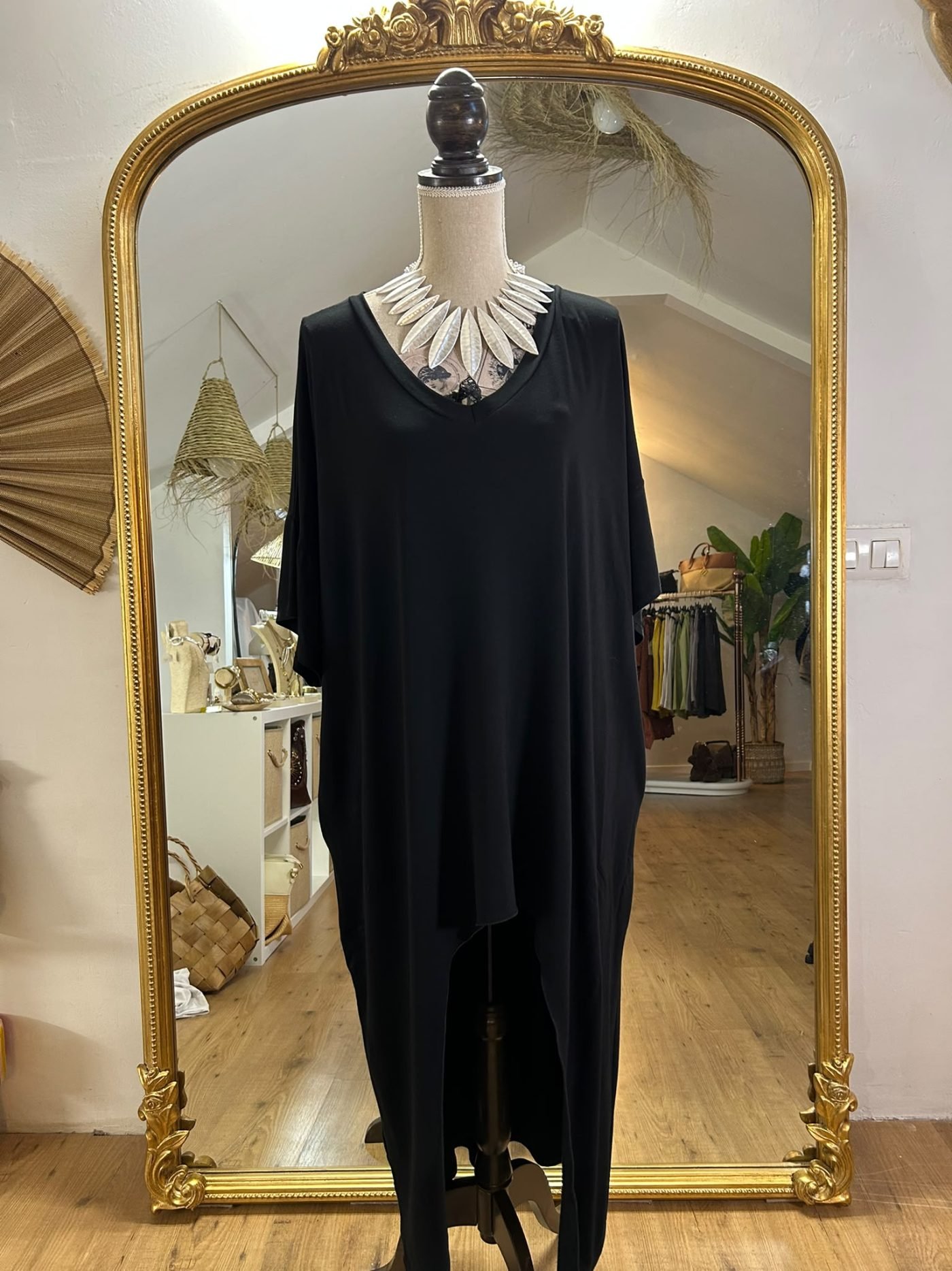 Camiseta Negra Asimétrica